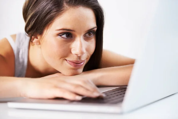 Laptop Relax Donna Ufficio Digitando Scrivendo Email Navigando Sul Web — Foto Stock
