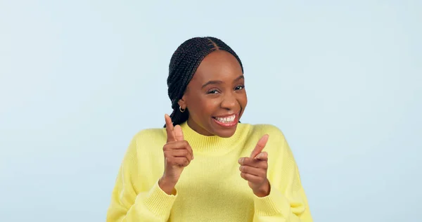 Mutlu Siyah Kadın Portre Seçmeli Seçmeli Olarak Stüdyonun Mavi Arka — Stok fotoğraf