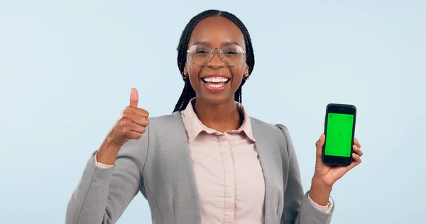 商业女性 大拇指向上和绿色屏幕电话与肖像的评论 选择或应用的蓝色背景 非洲企业家 用于智能手机模型 铬钥匙或跟踪标记的工作室 — 图库照片