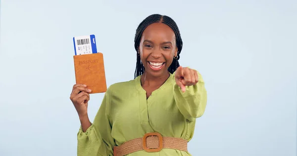 Afrikalı Kadın Pasaport Stüdyo Portresi Uçak Bileti Belge Gülümseme Için — Stok fotoğraf