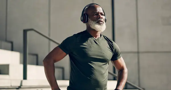 成熟的黑人男子和运动与耳机健身 锻炼和跑步者休息室外呼吸楼梯 训练和运动员听音乐 播客或收音机以获得动力 — 图库照片