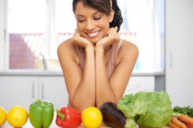 Mutlu kadın, sebze ve sıra yemek hazırlığı, taze ürün veya evde diyet için mutfakta. Doğal organik gıda, sıra veya beslenme için evdeki sağlık veya sağlıkta kadın veya vejetaryen gülümsemesi.