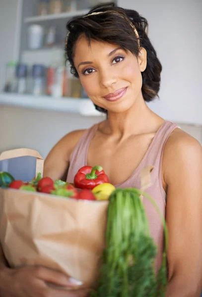 Mujer Feliz Retrato Bolsa Comestibles Con Verduras Productos Frescos Cocina — Foto de Stock