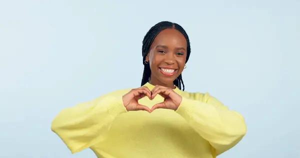 Portret Hart Handen Van Zwarte Vrouw Studio Voor Liefde Vriendelijkheid — Stockfoto