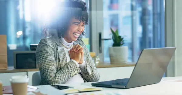 ビジネス女性 ビデオ通話 ラップトップは 成功のための興奮した笑顔で夜に 起業家 ウェビナーおよびコンピュータとの暗いオフィスの発表 昇進または利益のために幸せ — ストック写真