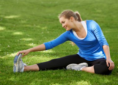 Kadın, eller ve çimlere uzanan ayak egzersizlerin başında ya da dışarıda. Kadın, atlet ya da ayaklarıyla spor yapan ya da spor yapan ya da spor yapan biri..