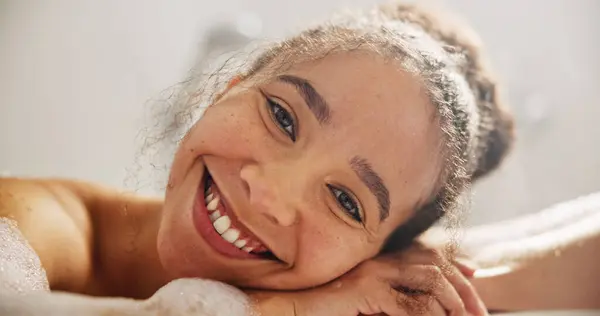 Gezondheid Glimlach Gezicht Van Een Vrouw Het Bad Bij Haar — Stockfoto