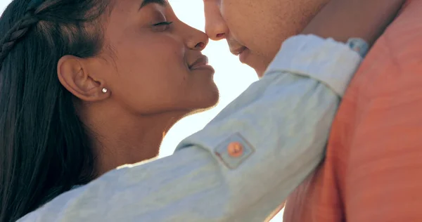 Para Pocałunek Szczęśliwy Wakacjach Miłości Wsparcia Podróży Małżeństwa Wakacji Lato — Zdjęcie stockowe