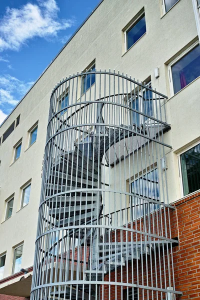 Uma Escada Espiral Descer Lado Edifício Saída Emergência Escadas Fuga — Fotografia de Stock