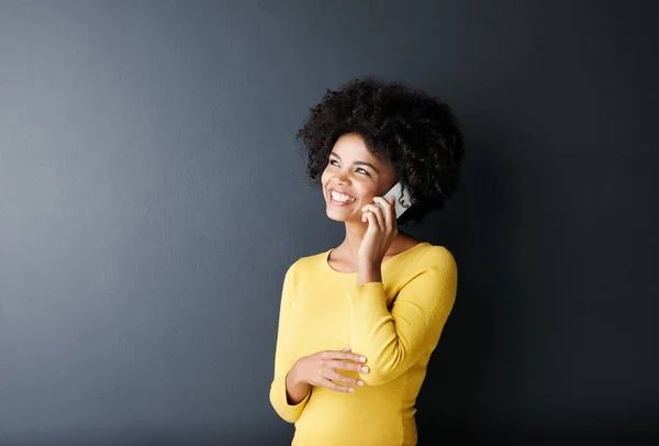 Czarna Kobieta Myślący Szczęśliwy Telefon Planowania Pomysły Lub Komunikacji Tle — Zdjęcie stockowe