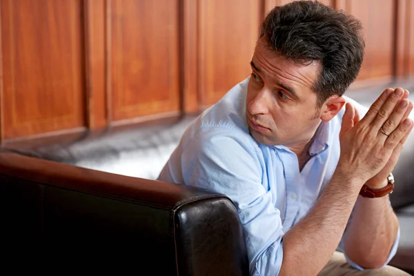 Homem Estresse Pensar Sofá Sala Espera Para Entrevista Recrutamento Perda — Fotografia de Stock