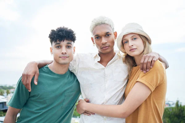 Kucaklaşma Portre Tatilde Arkadaşlarla Birlikte Miami Tatil Bir Grup Genç — Stok fotoğraf