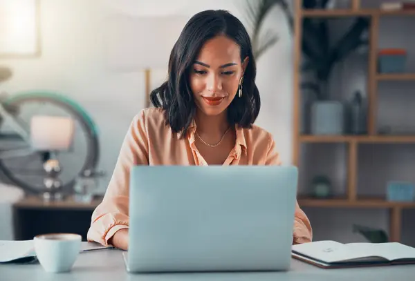 Kobieta Pracująca Laptopie Online Sprawdzająca Maile Planująca Internecie Siedząc Sama — Zdjęcie stockowe