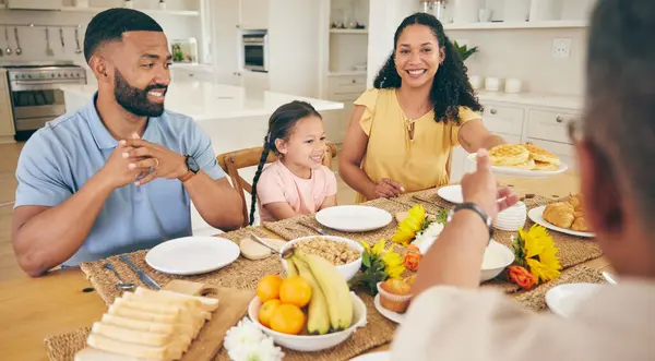Ouders Grootouders Kinderen Aan Tafel Voor Ontbijt Diner Maaltijd Samen — Stockfoto