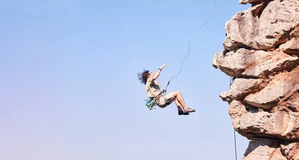 Springen Rotsklimmen Ruimte Met Mens Berg Voor Fitness Avontuur Uitdaging — Stockfoto
