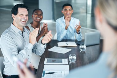 Sunum, liderlik ve çeşitlilik ekibi CEO, koç veya müdürden pazarlama stratejisi için yapılan toplantıda alkış tutuyor. Kurumsal kutlama, destek veya iş grubu reklam fikrini alkışlıyor.