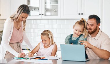 Anne ve baba, mutlu bir aile evinin mutfağında kızlarına ev ödevlerinde yardım ediyor. Anne, baba ve çocuklarla takım çalışması yapan eğitim yazarları. Gülümseyin, aileler ve okul çocukları.