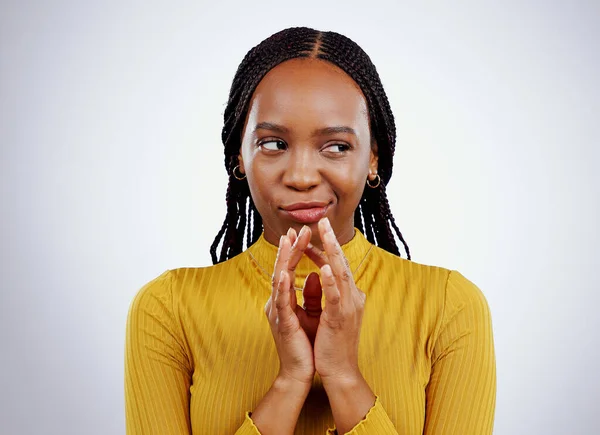 シンキング スマーク 黒人女性 邪悪なスタジオで手を組んで グレーの背景を計画したり 復讐したりします ブレインストーミングアイデアのための急な絵文字を持つプロット アフリカの女性モデル — ストック写真