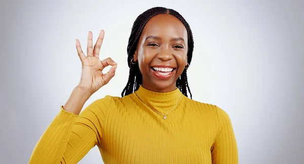 Portret Glimlach Zwarte Vrouw Met Perfecte Hand Studio Voor Feedback — Stockfoto