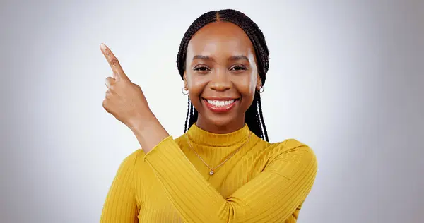 Zwarte Vrouw Portret Wijzend Studio Voor Reclame Informatie Deal Keuze — Stockfoto