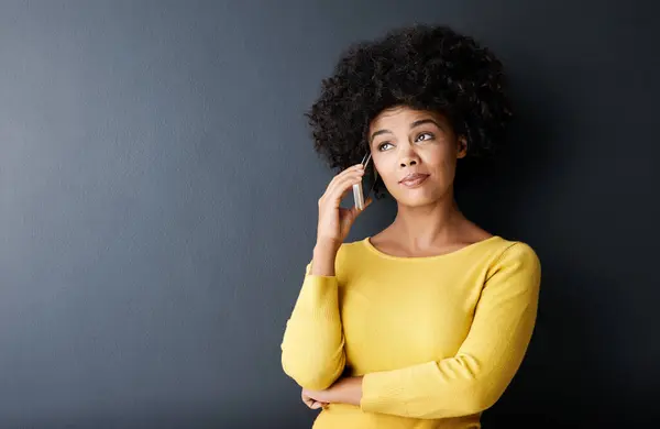 Mulher Negra Pensando Telefonema Com Perguntas Ideias Emoji Dúvida Fundo — Fotografia de Stock