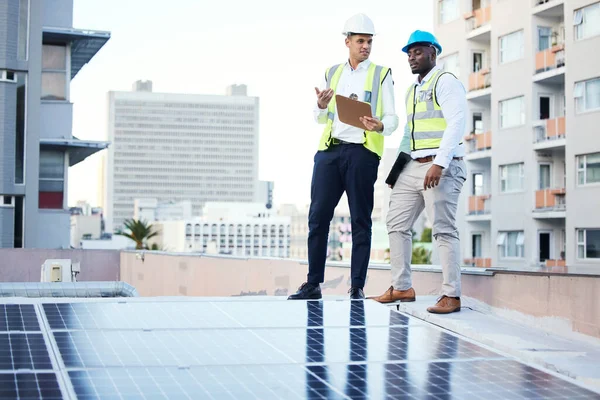 Painéis Solares Telhados Pessoas Engenharia Economia Energia Sustentabilidade Urbana Trabalho — Fotografia de Stock