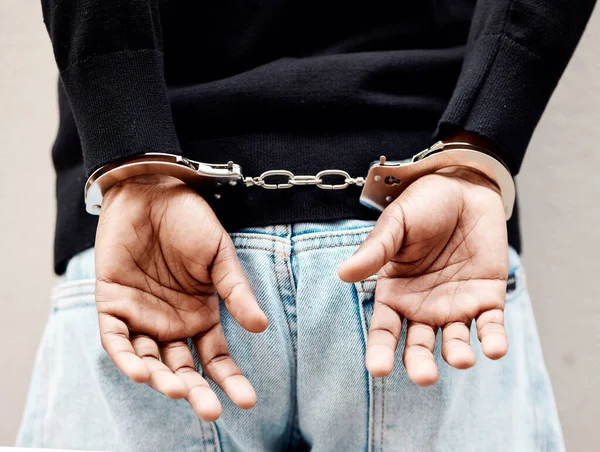 Suçtan Adaletten Hırsızlıktan Tutuklanan Adam Kelepçe Suçlu Erkek Gangster Hırsızın — Stok fotoğraf