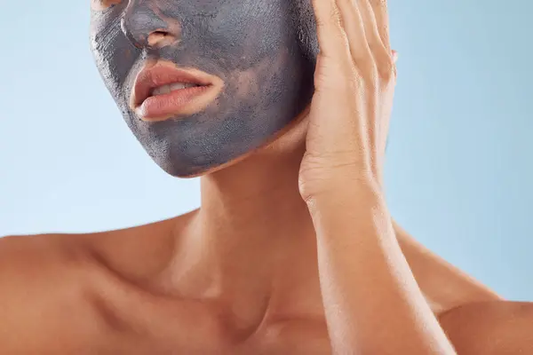 Máscara Facial Carvão Vegetal Beleza Mulher Com Tratamento Facial Cosmético — Fotografia de Stock