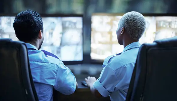 警卫人员在控制室 小组在密室一起检查Cctv计算机的屏幕 监视和协同工作 监控夜间犯罪和隐私以提供保护服务的视频 — 图库照片
