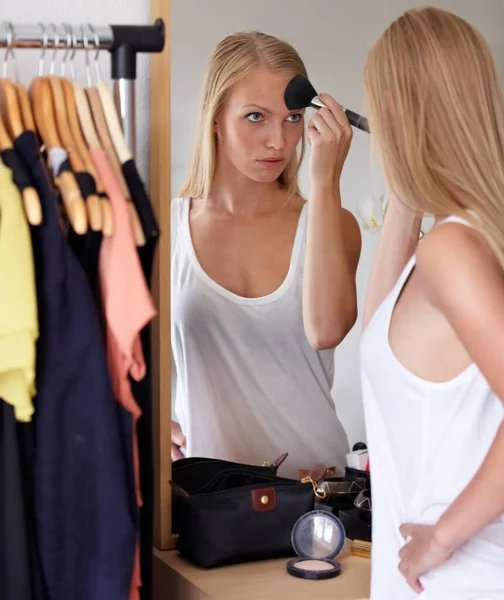 Günaydın Yatak Odası Aynada Makyaj Kozmetik Vakfın Rutin Uygulaması Olan — Stok fotoğraf