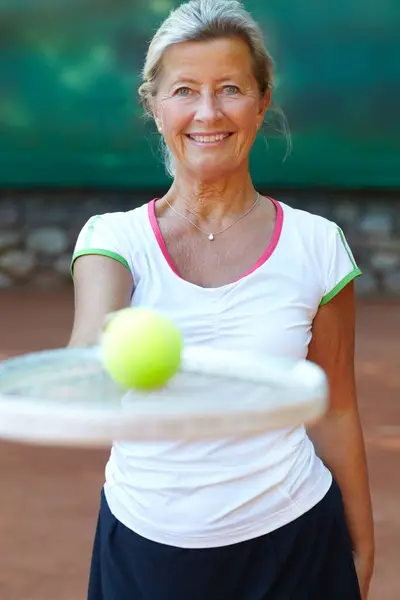 女人和肖像画笑为网球拍在球场上或球场上 退役锻炼或比赛准备好 女性个人 相貌和乐趣或用于健康活动 训练运动或自豪的运动球棒 — 图库照片