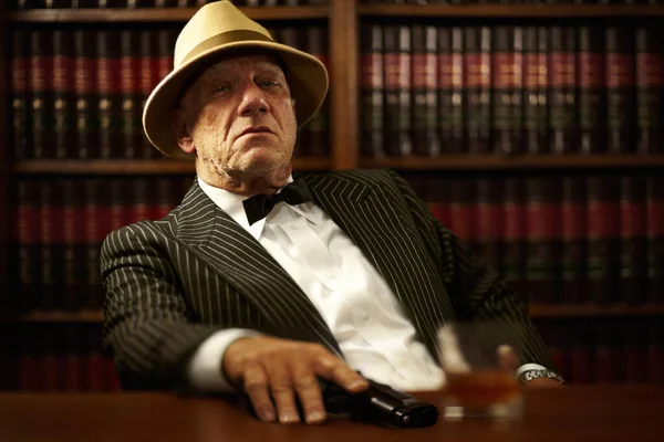 Man Mafia Boss Gun Serious Face Crime Gangster Whiskey Office — Stock Photo, Image