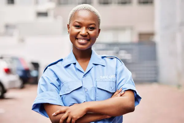 ポートレート 黒人女性 警備員の笑顔 監視サービス 都市パトロール 法執行機関 誇り高いボディガード または青いシャツの屋外で幸せな女性警察官 — ストック写真