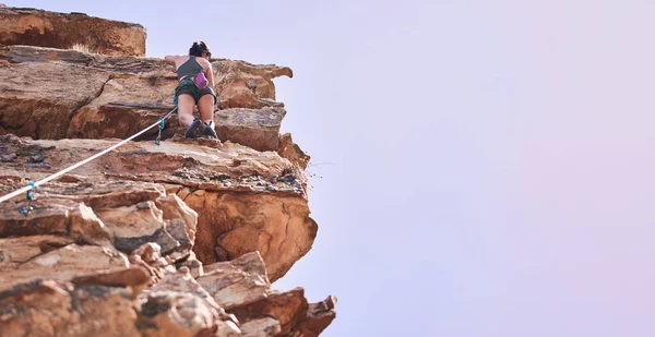 Escalada Espaço Montanhas Com Mulher Natureza Para Esportes Banner Aventura — Fotografia de Stock