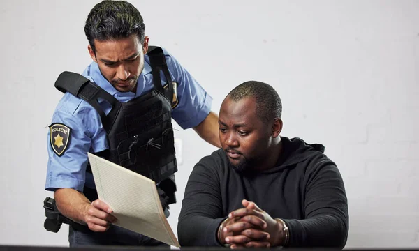 Politieagent Crimineel Handboeien Met Documenten Voor Ondervraging Ondervraging Arrestatie Fraude — Stockfoto