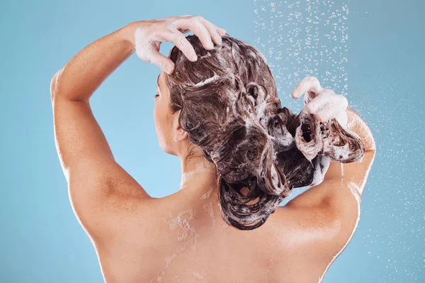 Vrouw Rug Shampoo Haarverzorging Douche Hygiëne Met Waterdruppels Blauwe Achtergrond — Stockfoto