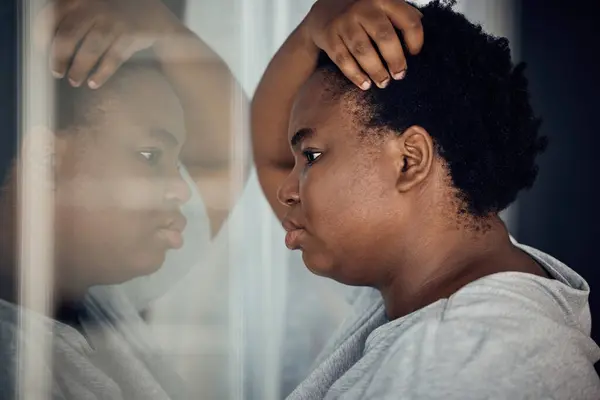 在有焦虑或精神健康观念的房子里 思考和抑郁的黑人妇女 焦虑和对生活充满憧憬的非洲女孩或个人因错误而沮丧 — 图库照片