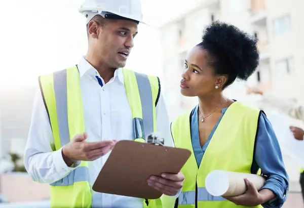 Engineer Latino Man Black Woman Outdoor Blueprints Discussion Deadline Schedule — Stock Photo, Image