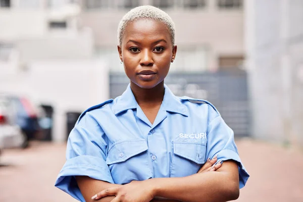 黑人妇女和警卫与武器交叉监视服务 安全和城市观望 城市巡逻时穿着蓝色衬衫的执法人员 保镖或严肃女警官 — 图库照片