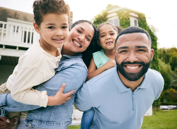 Aile, sarılma ve bahçede çocuklar ya da yaz için yeni bir evde gün ışığında gülümseyerek portre. Sevgi, ebeveyn ve çocuk arka bahçede dışarıda emlak ile eğlenmek ya da birlikte oynamak için