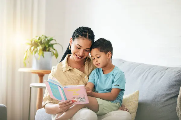 Livro Leitura Mãe Com Criança Sofá Para Contar Histórias Sala — Fotografia de Stock