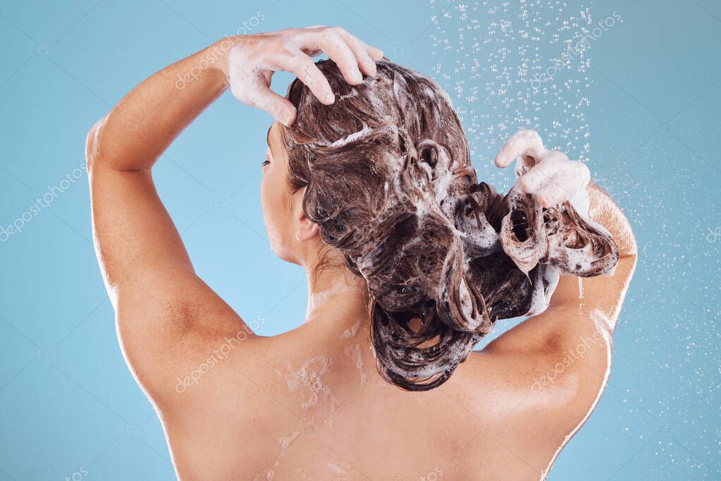 Kadın Sırt Şampuan Duşta Saç Bakımı Mavi Arka Planda Damlaları stok  fotoğrafçılık ©PeopleImages.com, telifsiz resim #685351050