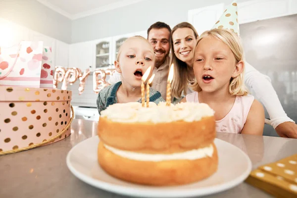 Urodziny Tort Świętowanie Dziewczyną Jej Siostrą Zdmuchiwanie Świec Pomyśl Życzenie — Zdjęcie stockowe