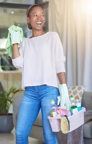 Temizlik Işi Oturma Odasını Paspaslayan Gülümseyen Evi Temizlemekten Mutlu Olan — Stok fotoğraf