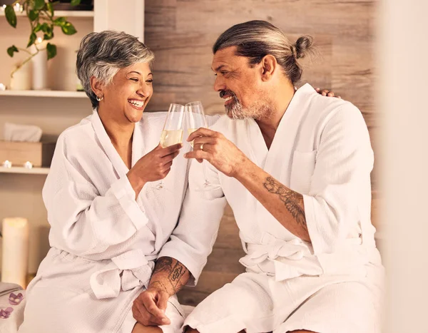 酒店和酒杯 用于按摩 度假或节日庆祝 爱情和浪漫方面的敬酒 兴奋的老年人追求奢华 健康和放松 好客服务或温泉 — 图库照片