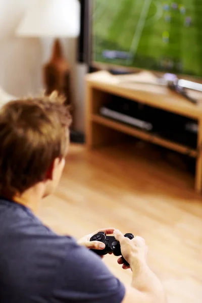 Homem Videogame Casa Com Controlador Volta Para Relaxar Com Concorrência — Fotografia de Stock