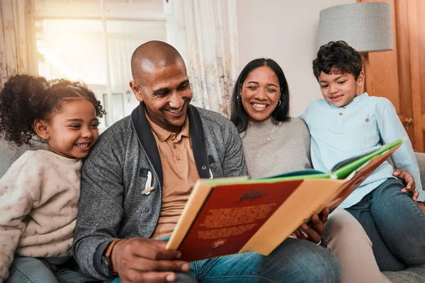 Happy Love Family Reading Book Together Living Room Bonding House — Stock Photo, Image