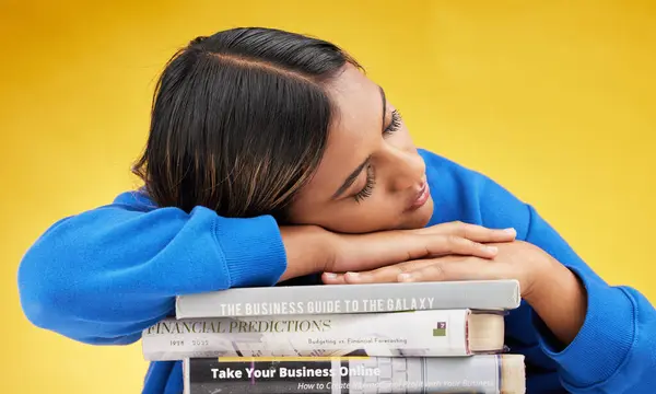 Femme Étudiant Dormir Avec Des Livres Studio Avec Épuisement Professionnel — Photo