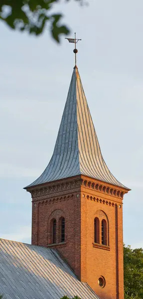 タワーとタワーは信仰とキリスト教 あるいはカトリック信仰を象徴していた 青空に対するゴシック様式の大聖堂の建物の教会の急な睡眠そしてスパイアの建築の屋根の設計 — ストック写真