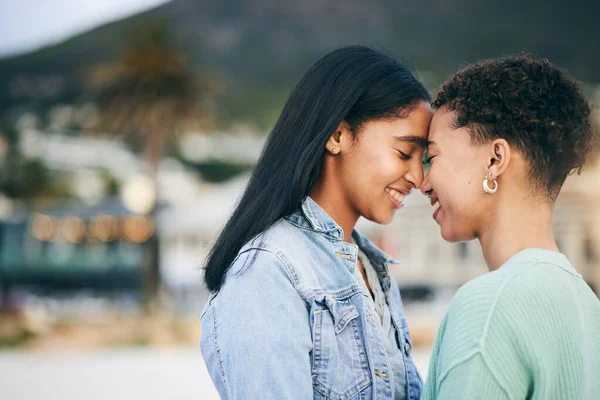 Mujeres Lesbianas Parejas Abrazo Orgullo Con Gen Juventud Romance Toque —  Fotos de Stock